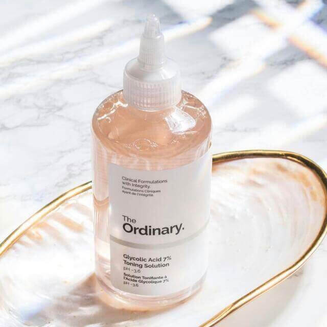 The Ordinary Glycolic Acid 7% Toning Solution 240ml โทนเนอร์เช็ดผิวประกอบด้วย Glycolic Acid เป็นกรดอัลฟ่าไฮดรอกซิลที่ช่วยผลัดเซลล์ผิวถึง 7% ผสานอนุพันธ์ของพริกไทยเปอร์เซียเพื่อช่วยลดการระคายเคือง