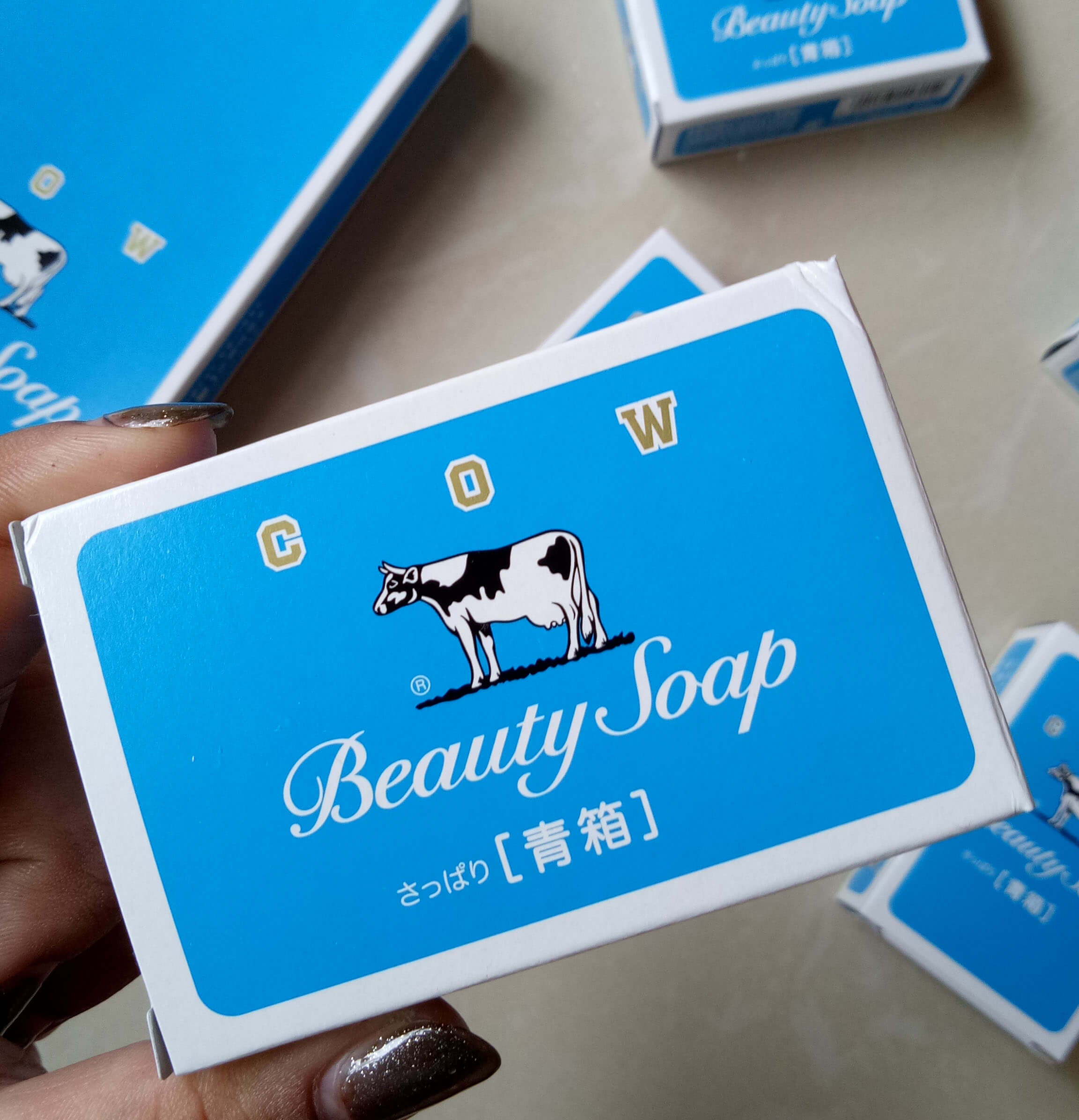 Cow Brand Beauty Soap Refresh สบู่น้ำนมกล่องฟ้ากลิ่นจัสมิน ให้ฟองที่หนาและนุ่มหลังจากล้างสบู่ออกจากร่างกายของคุณผิวของคุณจะรู้สึกสดชื่น กลิ่นหอมของดอกมะลิสด ดีทั้งกับผิวกายและผิวใบหน้าของคุณ 