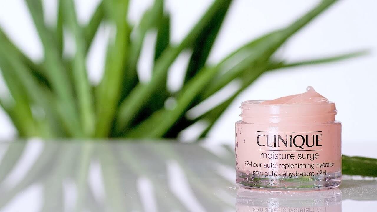 CliniqueMoisture Surge 72- Hour Auto Replenishing Hydrator 15 ml​ ครีมเจลบำรุงผิวหน้า เนื้อบางเบา ซึมซาบเร็ว ช่วยเติมน้ำให้ผิวชุ่มฉ่ และล็อคความชุ่มชื้นได้ยาวนานกว่าเดิม ด้วยเทคโนโลยี Auto-Replenishing เฉพาะของคลีนิกข์ จะช่วยกระตุ้นการสร้างความชุ่มชื้นให้ผิวจากภายในต่อเนื่องยาวนานมากกว่าที่เคย